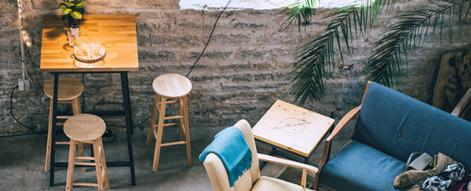 Taburetes y mesas altas de alquiler: un combo perfecto