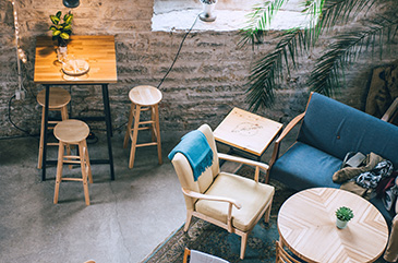 Taburetes y mesas altas de alquiler: un combo perfecto