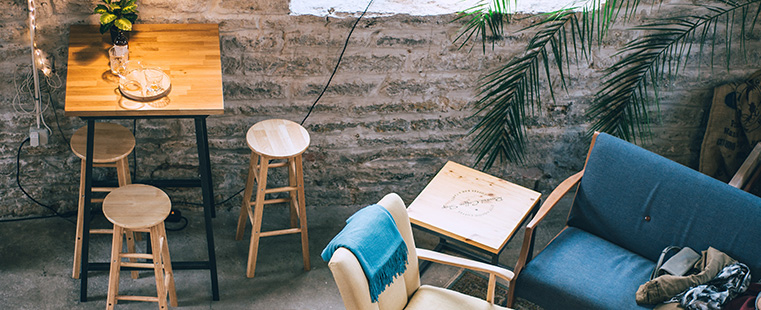 Taburetes y mesas altas de alquiler: un combo perfecto